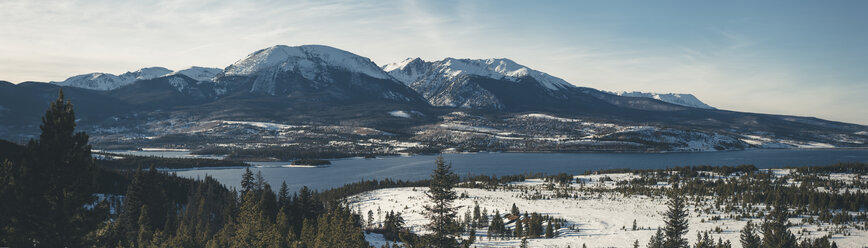 Panoramablick auf den Fluss und die Berge im Winter - CAVF36951