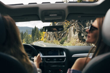 Rückansicht von Freundinnen, die im Auto unterwegs sind - CAVF36958