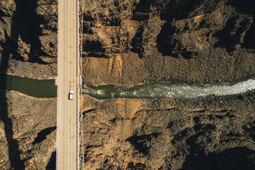 Blick von oben auf die Rio-Grande-Schlucht-Brücke über den Fluss an einem sonnigen Tag - CAVF36966