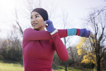 Mittlere erwachsene Frau beim Sport - CAVF37010