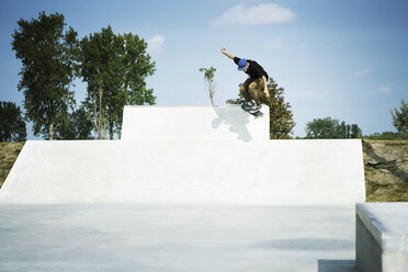 Junger Mann vollführt Stunts auf dem Skateboard - CAVF37017