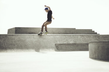 Junger Mann vollführt Stunts auf dem Skateboard - CAVF37018