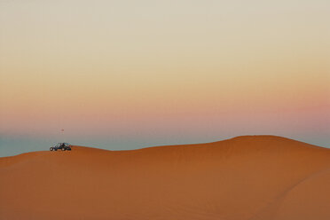 Sandbuggy auf Sanddüne bei Sonnenuntergang - CAVF37053