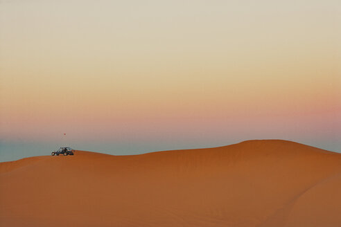 Sandbuggy auf Sanddüne bei Sonnenuntergang - CAVF37053