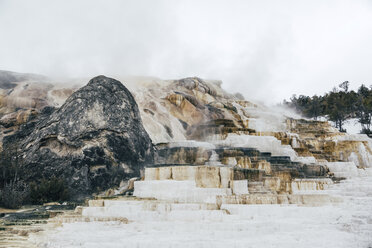 Felsformationen im Yellowstone-Nationalpark bei klarem Himmel - CAVF37058