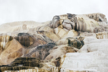 Niedriger Blickwinkel auf Felsformationen im Yellowstone-Nationalpark bei klarem Himmel - CAVF37059