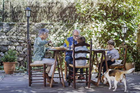 Familie beim Frühstück im Hof - CAVF37127