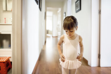 Nettes Mädchen im Ballerina-Kostüm steht zu Hause - CAVF37181