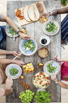 Blick von oben auf Freunde beim Mittagessen am Tisch im Freien - CAVF37220