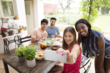 Glückliche Freunde, die ein Selfie machen, während sie an einem Tisch im Freien zu Mittag essen - CAVF37222