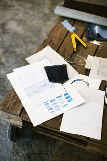 Hochformatige Ansicht von Modedesign-Dokumenten auf einem Holztisch - CAVF37322