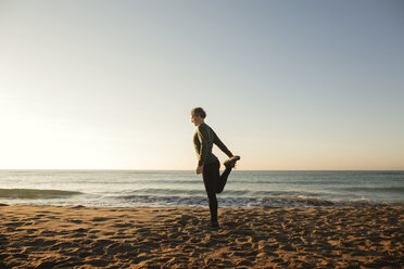 Volle Länge der Frau macht Yoga am Strand gegen klaren Himmel - CAVF37343