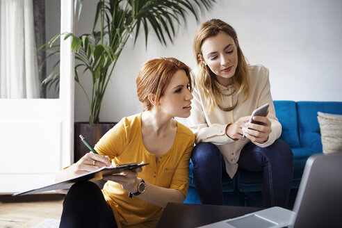 Geschäftsfrauen bei der Planung im Kreativbüro - CAVF37410