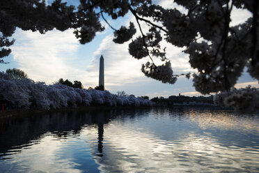 Washington Monument am See gegen bewölkten Himmel - CAVF37474