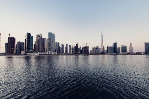 Stadtbild und Dubai Creek gegen klaren Himmel - CAVF37497
