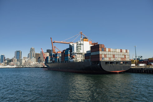 Containerschiff vor einem Handelsdock vor blauem Himmel - CAVF37504