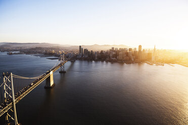 Luftaufnahme der Bay Bridge und der Stadtlandschaft bei klarem Himmel - CAVF37510