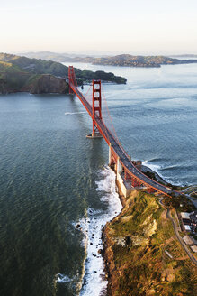 Luftaufnahme der Golden Gate Bridge über der Bucht von San Francisco - CAVF37512