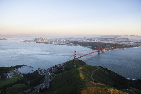 Luftaufnahme der Golden Gate Bridge über der Bucht von San Francisco bei Sonnenuntergang - CAVF37514