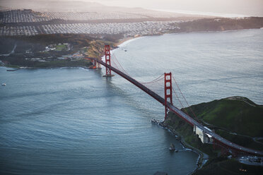 Luftaufnahme der Golden Gate Bridge über der Bucht von San Francisco - CAVF37515