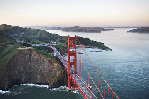 Luftaufnahme der Golden Gate Bridge über der Bucht von San Francisco gegen den Himmel - CAVF37516