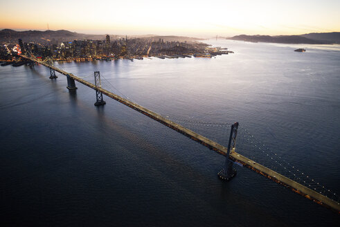 Luftaufnahme der Bay Bridge und der Bucht von San Francisco - CAVF37527