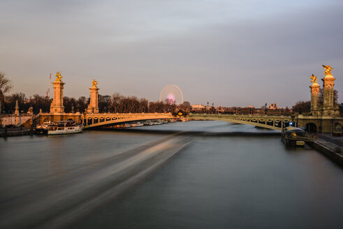 Pont Alexandre III über der Seine gegen den Himmel bei Sonnenuntergang - CAVF37531
