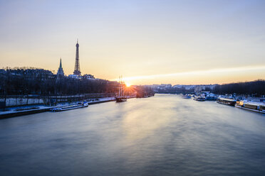 Eiffelturm am Fluss gegen den Himmel bei Sonnenuntergang - CAVF37532
