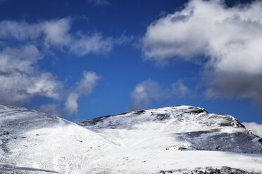 Aussicht auf schneebedeckte Berge vor bewölktem Himmel - CAVF37541