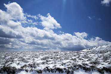 Landschaftliche Ansicht eines schneebedeckten Berges gegen einen bewölkten Himmel - CAVF37542