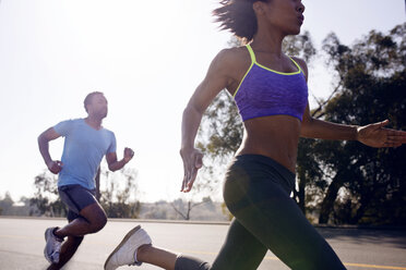 Ehepaar joggt auf der Straße - CAVF37578