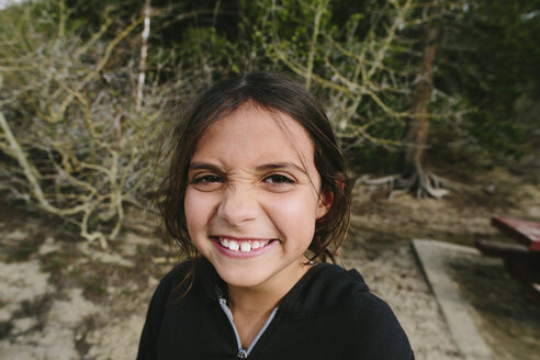 Porträt eines glücklichen Mädchens im Inyo National Forest - CAVF37581