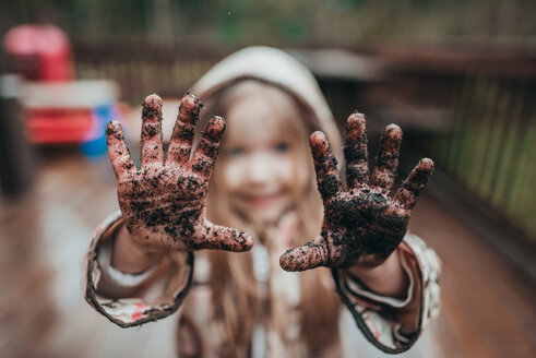 Porträt eines Mädchens mit schmutzigen Händen - CAVF37635