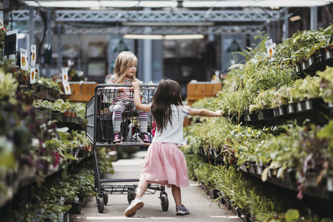 Schwestern beim Einkaufen in der Gärtnerei, lizenzfreies Stockfoto