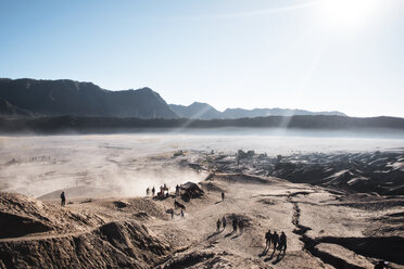 Landschaftliche Ansicht von Feld und Bergen gegen den klaren Himmel an einem sonnigen Tag - CAVF37718