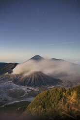 Landschaft gegen den blauen Himmel am Mount Bromo - CAVF37758