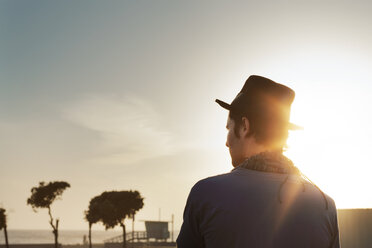 Rückansicht eines Mannes mit Hut gegen einen klaren Himmel an einem sonnigen Tag - CAVF37774