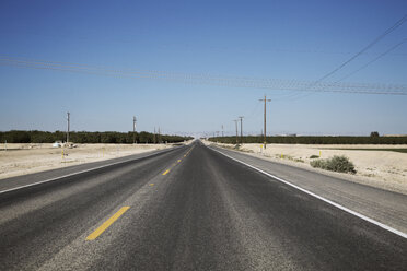 Autobahn auf Landschaft gegen klaren blauen Himmel - CAVF37788