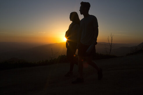 Silhouette Paar stehend auf Berg gegen Himmel bei Sonnenuntergang - CAVF37806