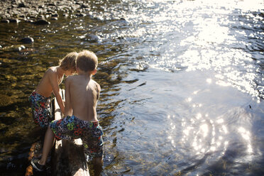 Jungen spielen am Fluss - CAVF37846