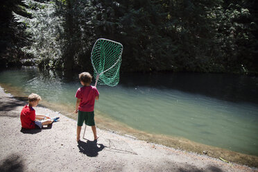 Jungen fischen im Fluss - CAVF37872