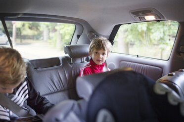 Zwei Jungen sitzen im Auto - CAVF37899