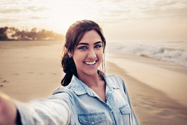 Junge Frau nimmt Selfie am Strand - CAVF37932