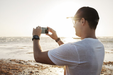 Mann fotografiert mit Telefon - CAVF37954