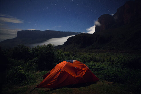 Zelt auf grünem Berg in der Abenddämmerung - CAVF37982