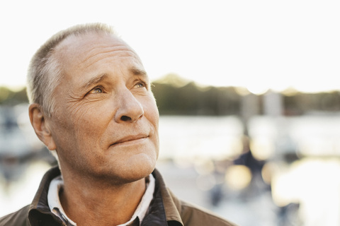 Nachdenklicher älterer Mann, der im Freien nach oben schaut, lizenzfreies Stockfoto