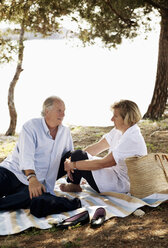 Älterer Mann und reife Frau genießen Picknick zusammen - MASF03365