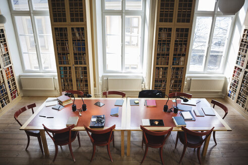 Hohe Winkelansicht von leeren Stühlen mit Tisch im Sitzungssaal der juristischen Bibliothek - MASF03593