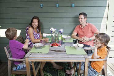 Familie beim gemeinsamen Frühstück auf der Veranda - MASF03628