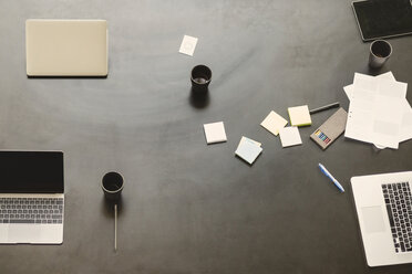 Directly above shot of technologies with coffee mugs and adhesive notes on table - MASF03630